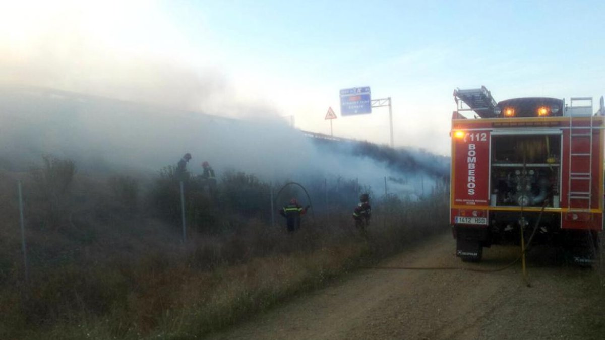 Conato declarado el domingo en una cuneta debajo de la circunvalación de Almazán.-CEDIDA