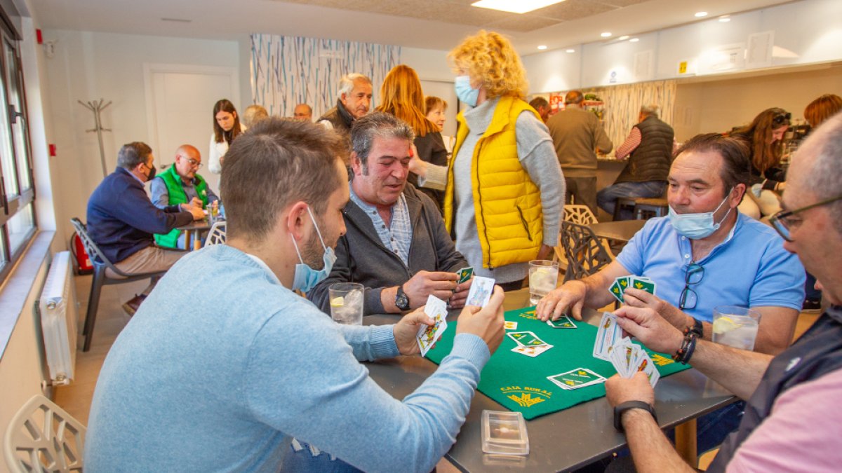Torneo de guiñote benéfico en Tera - MARIO TEJEDOR