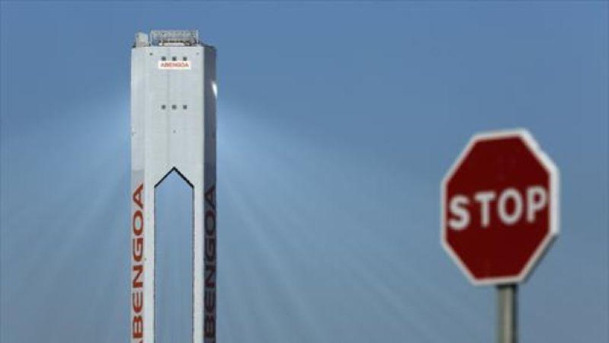 Planta solar de Abengoa cerca de Sevilla, el año pasado.-REUTERS / MARCELO DEL POZO