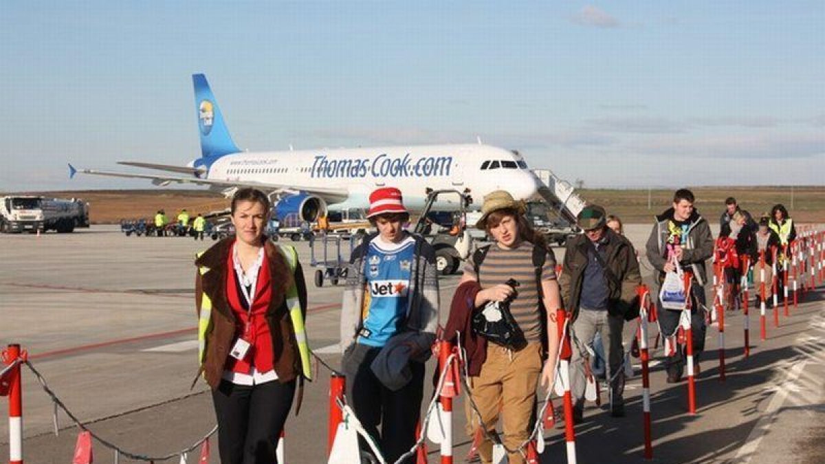 Turistas británicos, a su llegada el 19 de diciembre a Alguaire.-ACN