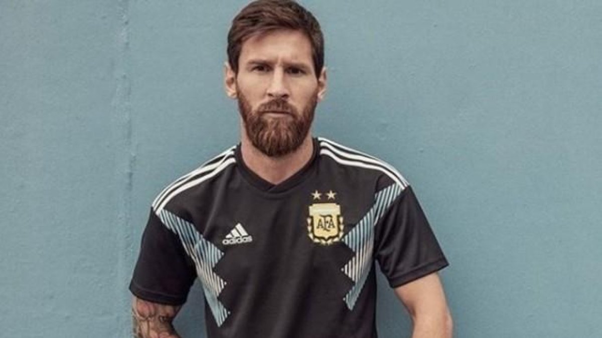 Segunda equipación de la selección española para el Mundial de Rusia.-EL PERIÓDICO