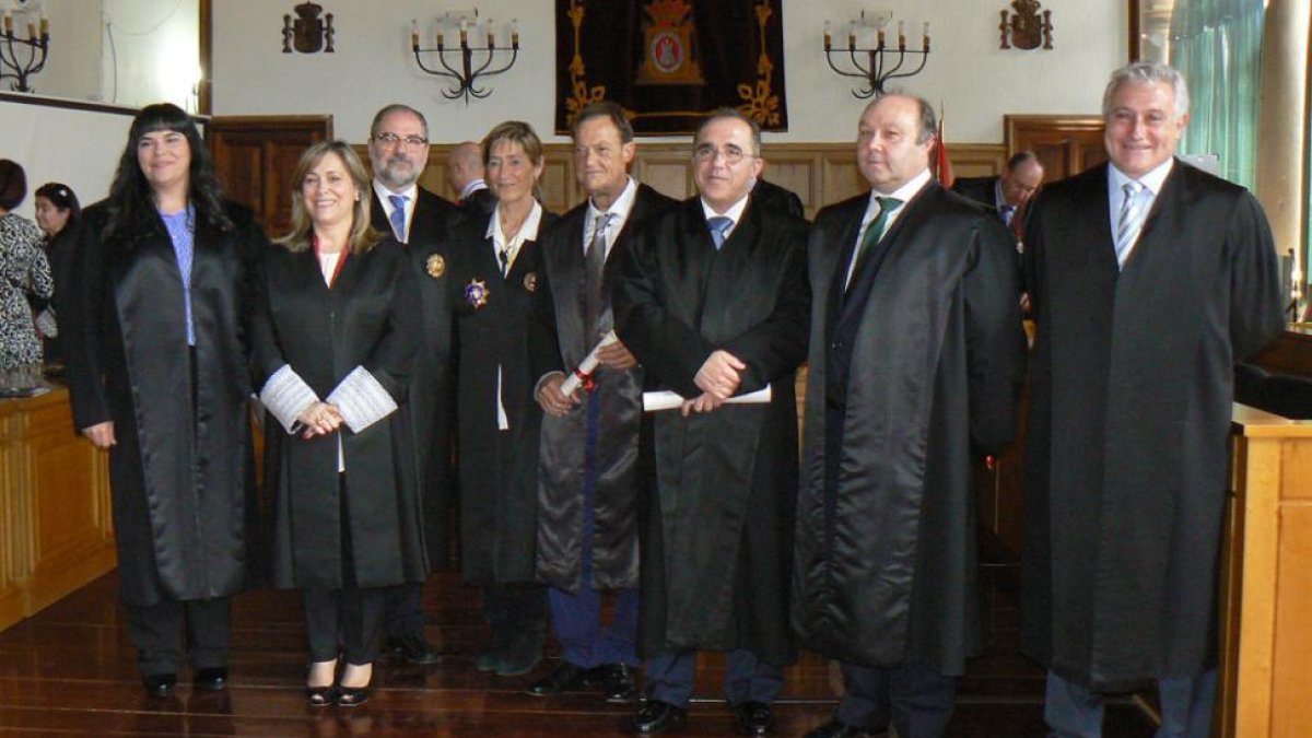 Ortega posa junto a Borque, la nueva incorporación y los letrados homenajeados.-A. C.