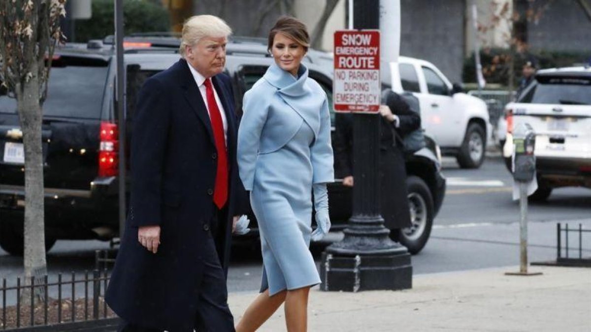 Donald Trump y su esposa, Melania, llegan al Capitolio, minutos antes de celebrarse la toma de posesión como Presidente de los EEUU.-AP / ALEX BRANDON