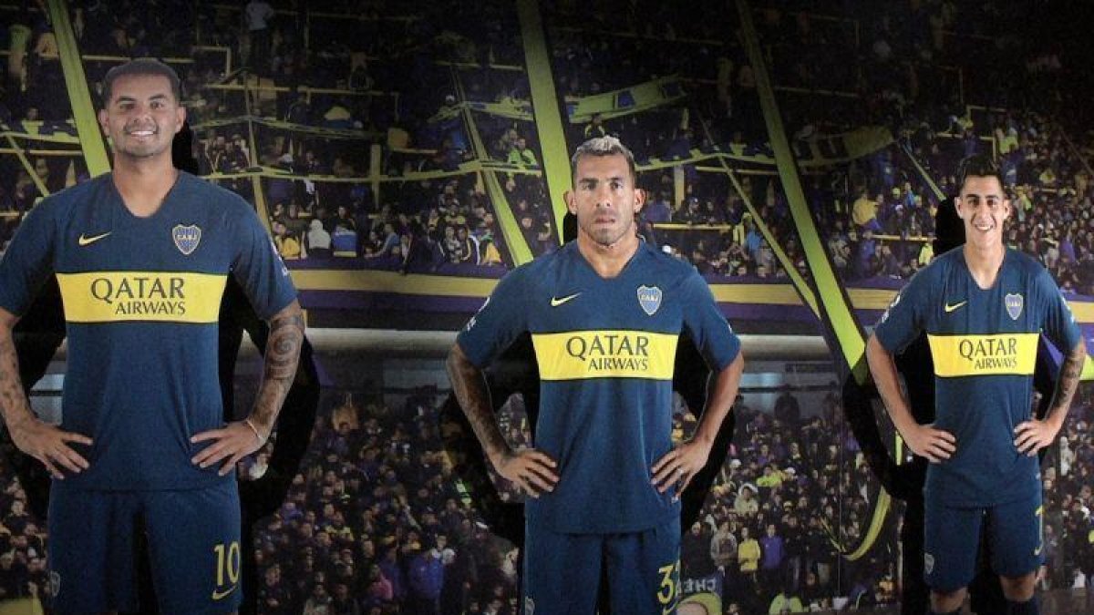 Las figuras de Cardona (izquierda), Tévez (centro) y Pavón, en el museo del Boca Juniors en Buenos Aires.-EFE / MIREIA SEGARRA