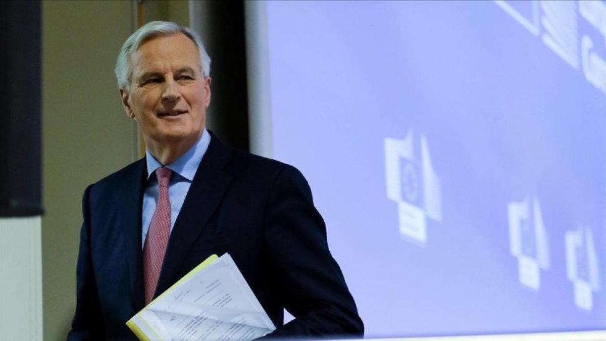 Barnier, presenta el borrador de tratado, en una rueda de prensa, este miércoles, 28 de febrero.-EFE / OLIVIER HOSLET