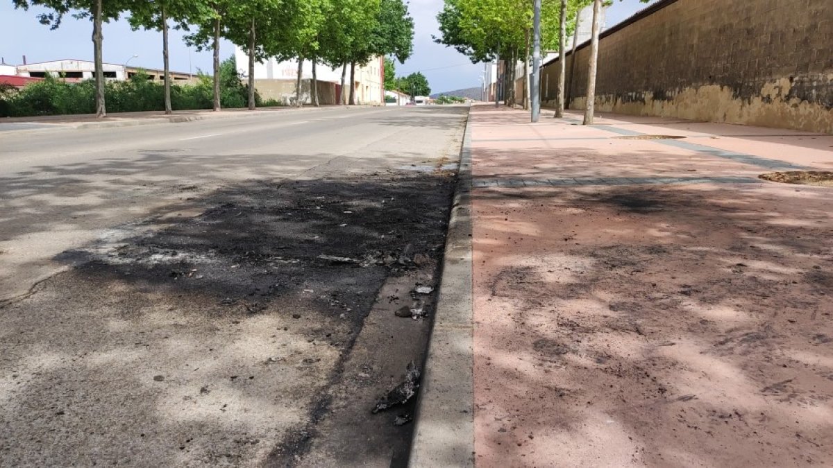 Zona en la que ardió el vehículo marcada por las llamas. HDS