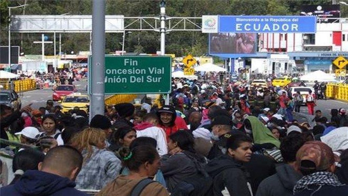 Inmigrantes venezolanos intentado entrar a Ecuador desde Colombia.-EFE