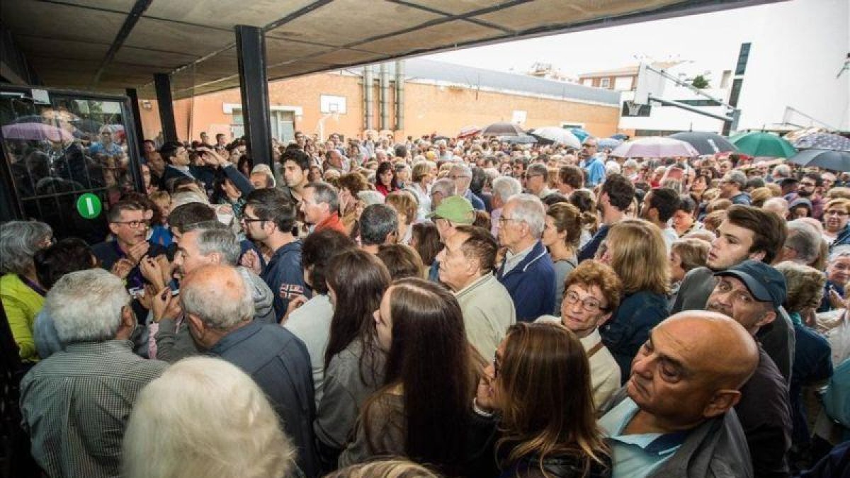 Votantes del referéndum en Sabadell.-NURIA PUENTES