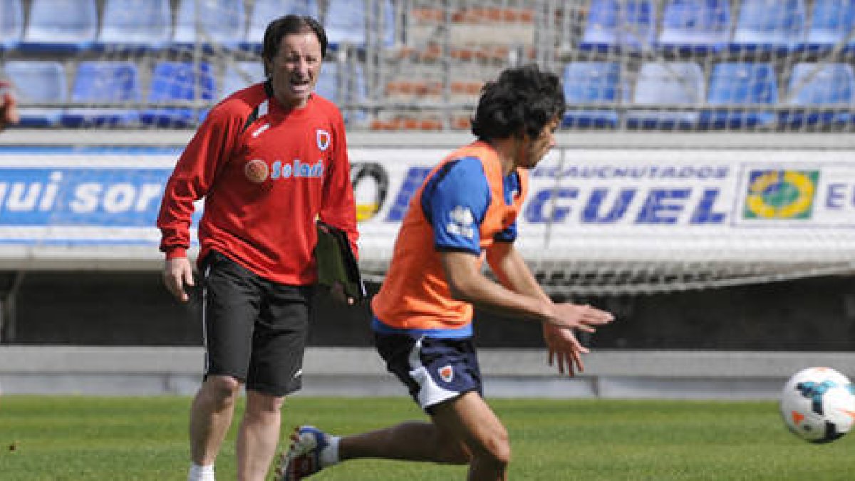 El entrenador del Numancia, Juan Antonio Anquela. / DIEGO MAYOR-