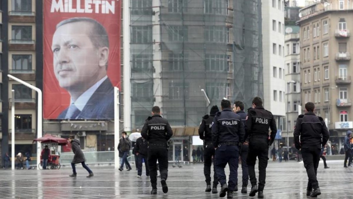 Pancarta con la imagen del presidente turco,  Recep Tayyip Erdogan,  en la plaza Taksim de Estambul.-EFE / TOLGA BOZOGLU
