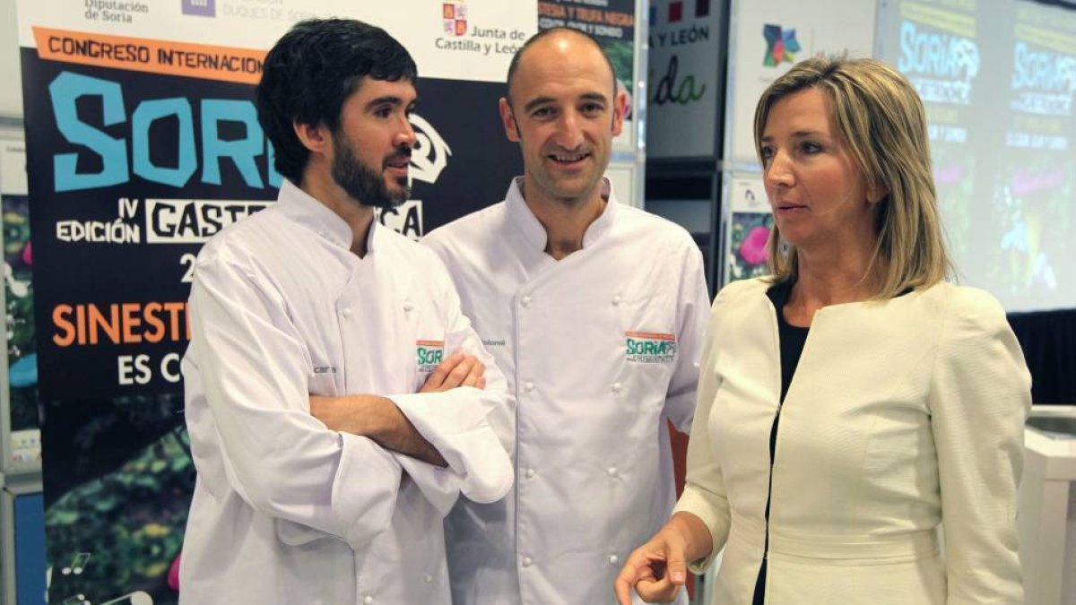 La consejera de Cultura y Turismo, Alicia García, presenta en Madrid el IV Congreso Internacional de Micología 'Soria Gastronómica'. En la imagen junto a los cocineros Oscar García(I) y Luis Tolormé.-ICAL