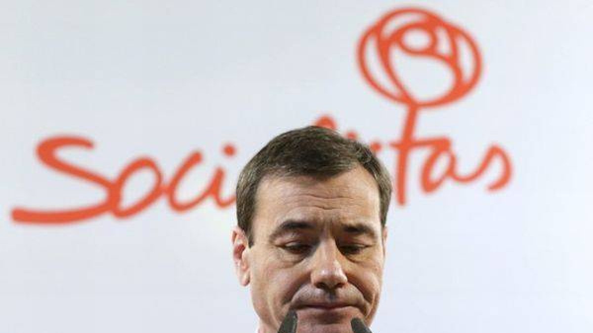 El hasta hoy secretario general del PSM y candidato autonómico en los comicios  de mayo en Madrid, Tomás Gómez, durante su comparecencia esta mañana para hablar  de su destitución como secretario general de los socialistas madrileños y del  nombramiento d-Foto: EFE/ BALLESTEROS