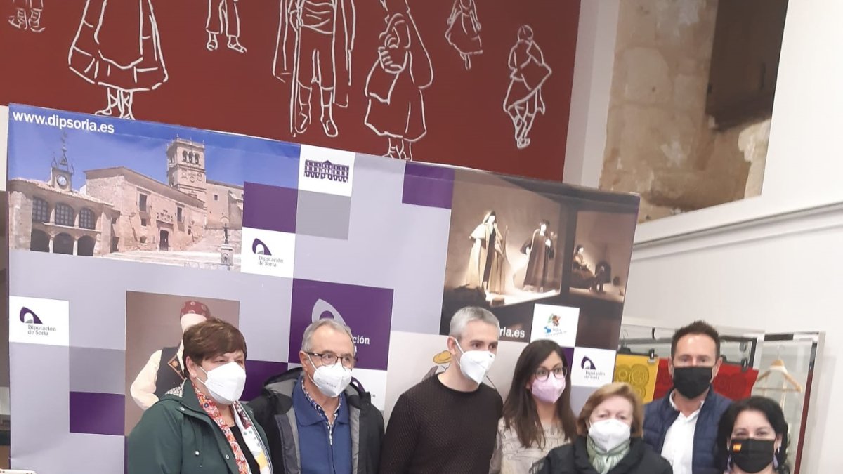 Toribia Sanz  Antón, rodeada de familiares . HDS