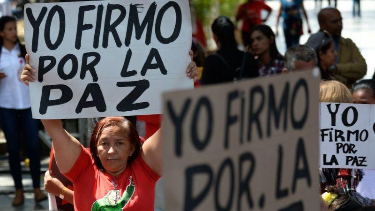 Simpatizantes de Nicolás Maduro apoyan la propuesta de envíar una carta al pueblo de los EEUU pidiendo paz.-AFP