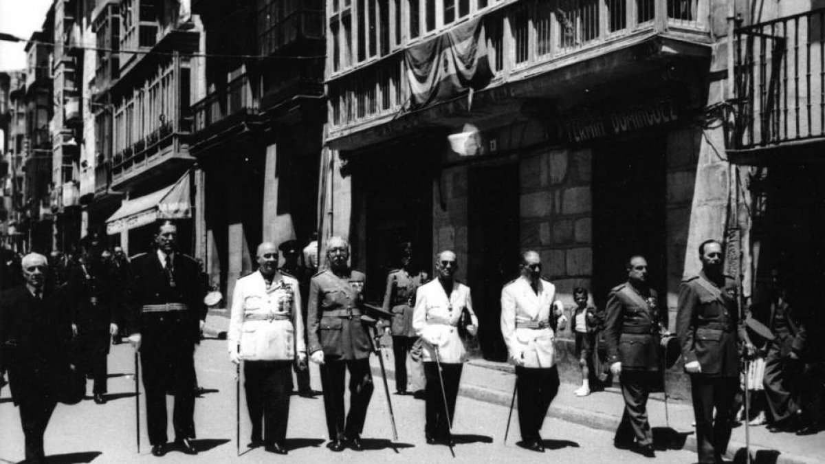 Las llamadas fuerzas vivas de la ciudad en la Plaza Mayor, con el gobernador civil, tercero por la izquierda. / JCyL.AHPSo. Archivo Carrascosa-
