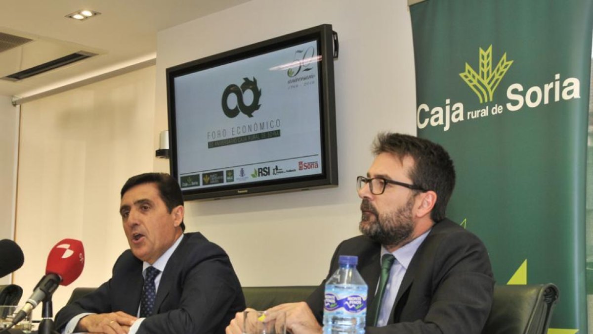 Carlos Martínez Izquierdo y Eduardo Munilla presentando el Foro.-VALENTÍN GUISANDE