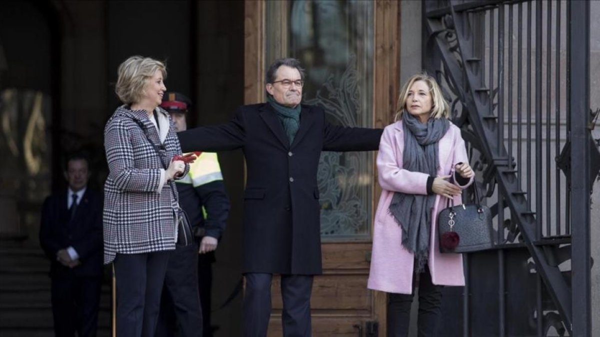 Irene Rigau, Artur Mas y Joana Ortega a las puertas del TSJC el primer día del juicio por el 9-N, en febrero del 2017.-/ FERRAN NADEU