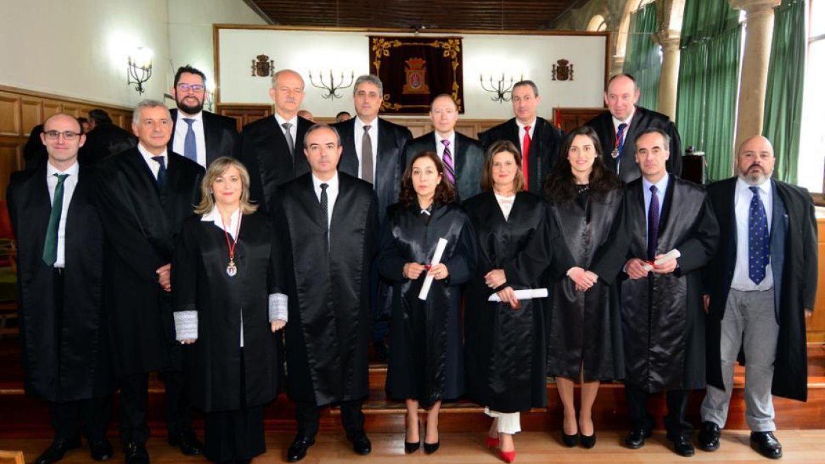 Foto de familia durante alñ celebración patronal de los abogados ayer.-Álvaro Martínez
