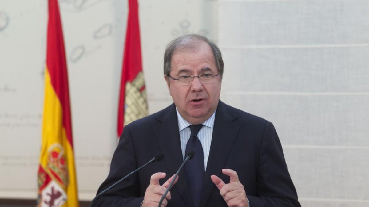 El presidente de la Junta, Juan Vicente Herrera, presenta el Proyecto de Ley de Presupuestos Generales de la Comunidad para 2016.-ICAL