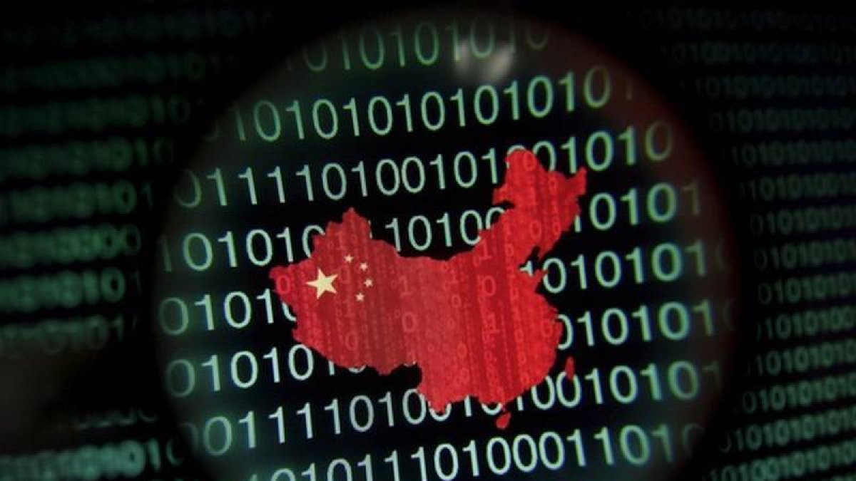 Un mapa de China entre los dígitos de una pantalla de ordenador.-