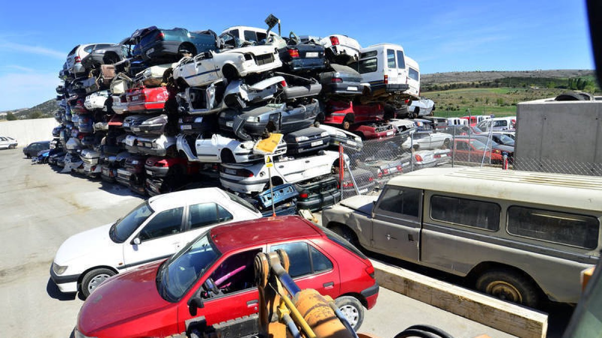 En primer término dos coches dados de baja en el desguace de Carbonera. Al fondo, vehículos amontonados que han sido colocados por la grúa. / ÁLVARO MARTÍNEZ-