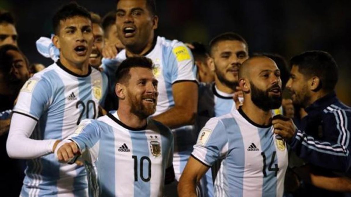 Messi y Mascherano celebran la clasificación de Argentina al Mundial.-REUTERS / EDGAR GARRIDO