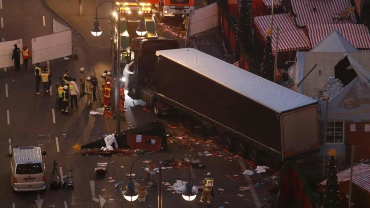 Expertos forenses examinan los destrozos tras la irrupción del camión contra el mercadillo navideño de Berlín, el 20 de diciembre del 2016-AFP / ODD ANDERSEN