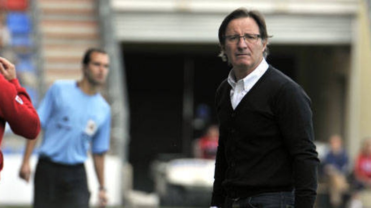 El técnico del Numancia, Juan Antonio Anquela. / DIEGO MAYOR-