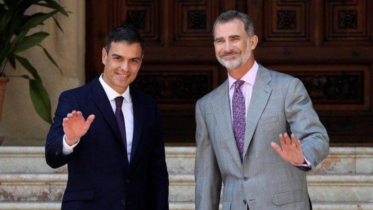Pedro Sánchez y Felipe VI, en el despacho de verano en Marivent del 2018.-EFE / BALLESTEROS