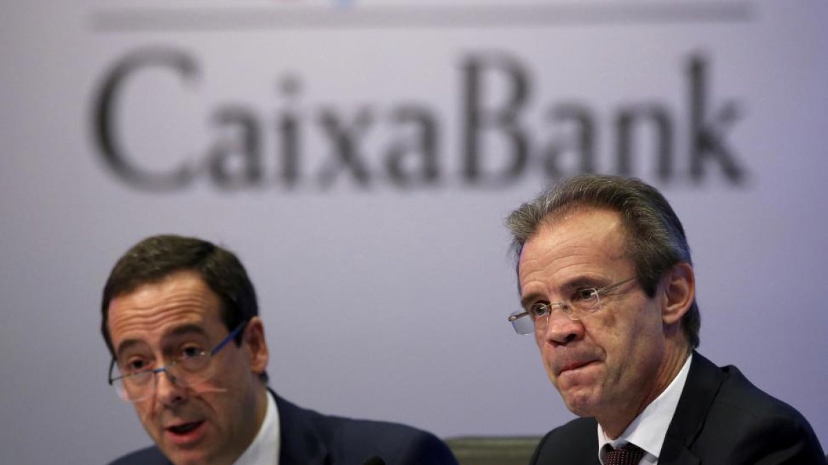 Gonzalo Cortázar y Jordi Gual, durante la presentación de los resultados de CaixaBank en Barcelona.-ALBERT GEA