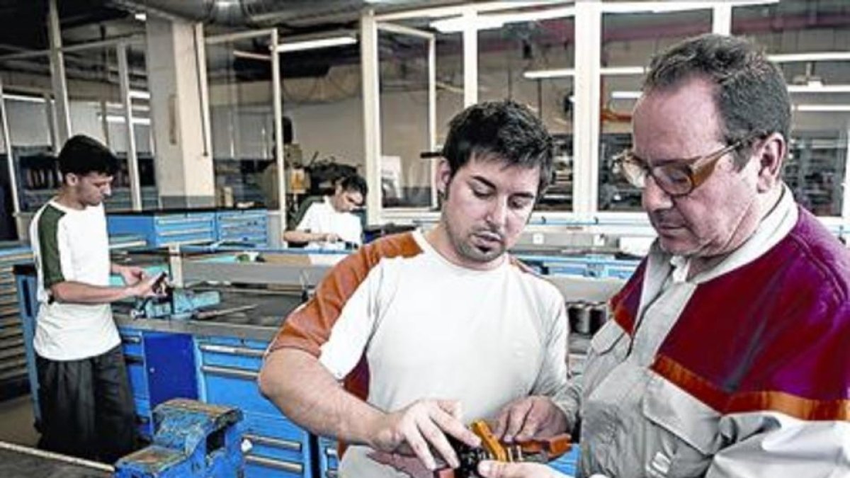 Clases de formación profesional dual en una factoría de Seat.-EL PERIÓDICO