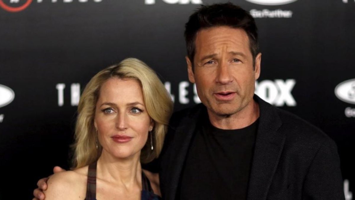 Gillian Anderson y David Duchovny, en la presentación de 'Expediente X' en el California Science Center de Los Ángeles, en enero del 2016.-MARIO ANZUONI / REUTERS
