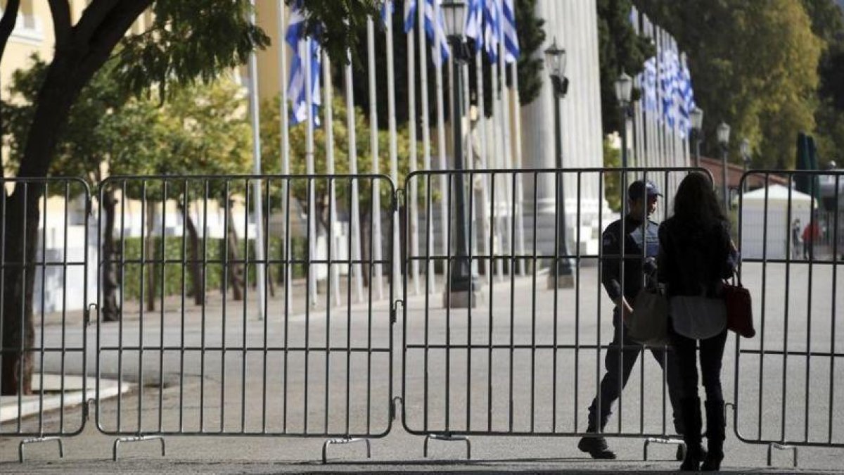 El centro de Atenas permanece vallado para garantizar la seguridad por la visita de Obama.-AP / YORGOS KARAHALIS