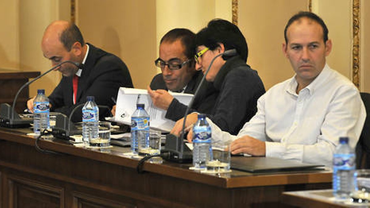 Luis Rey consulta un documento con Pilar Delgado en un Pleno. / VALENTÍN GUISANDE-