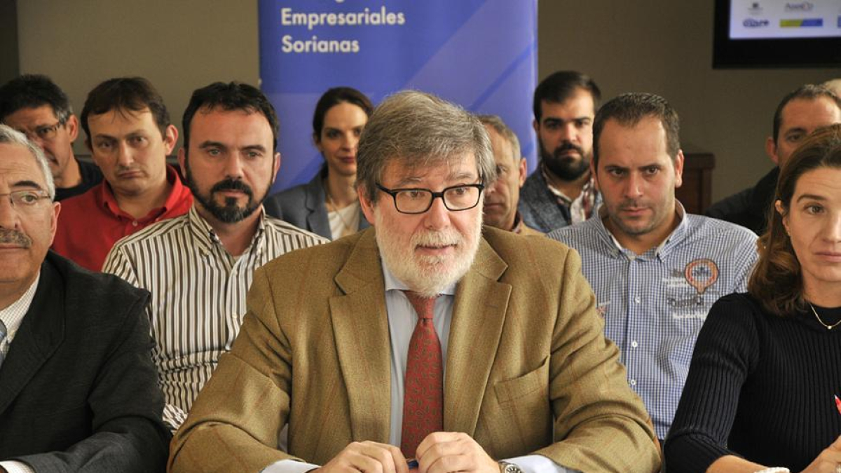 Aparicio, junto a directivos de FOES y presidentes de 22 asociaciones sectoriales en una imagen de archivo. HDS