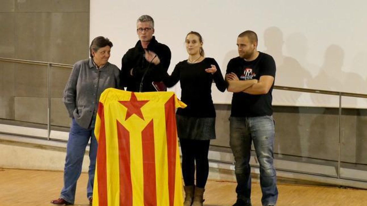Rueda de prensa de algunos miembros de la CUP tras el Consell Polític del domingo 3 de enero del 2016.-RICARD FADRIQUE