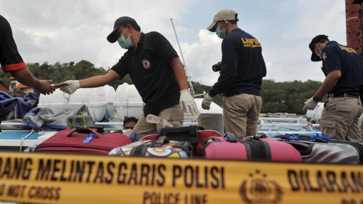 La policía filipina examina el barco donde se produjo la explosión.-ANTARA FOTO / REUTERS