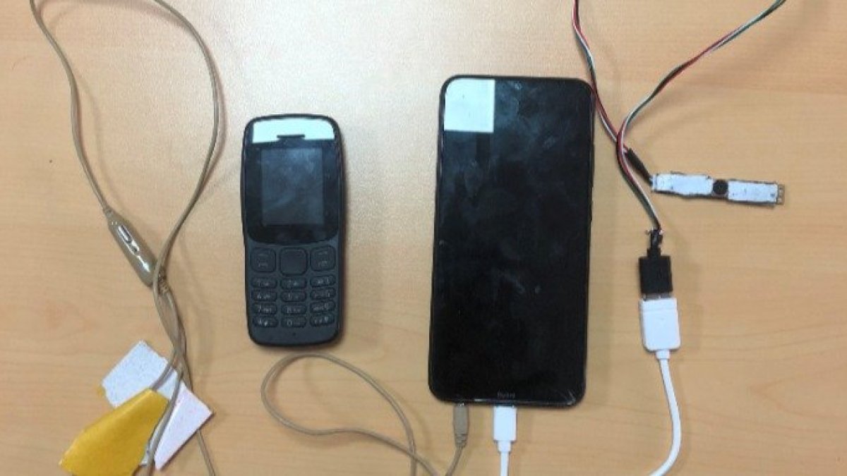 Teléfonos móviles conectados descubiertos en el examen.