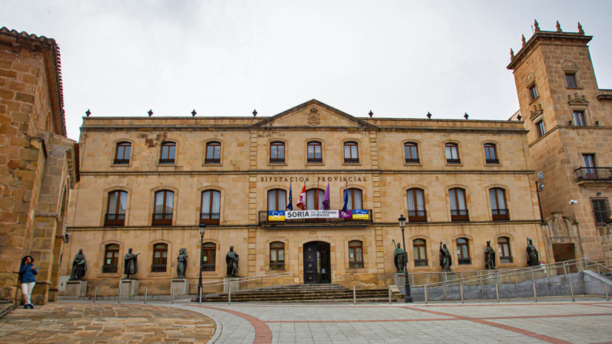 Sobre estas líneas, fachada principal de la Diputación Provincial de Soria.
