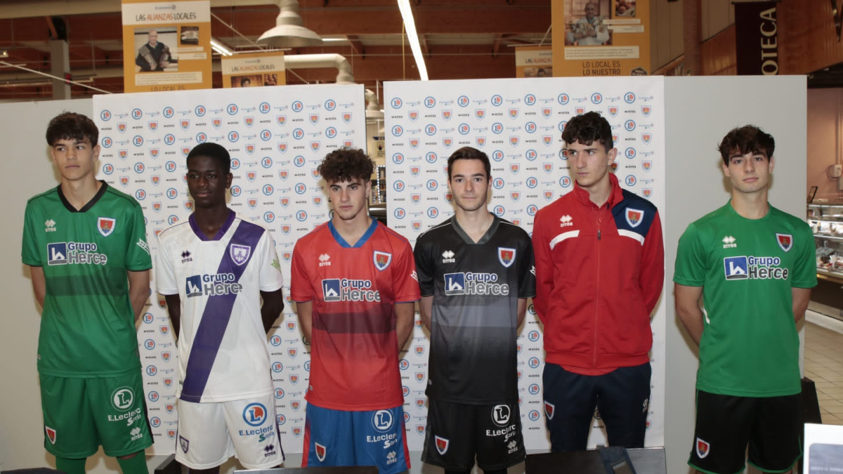 El C.D. Numancia presenta su nueva equipación con la que se rinde homenaje al cuarto de siglo del campo de Los Pajaritos.