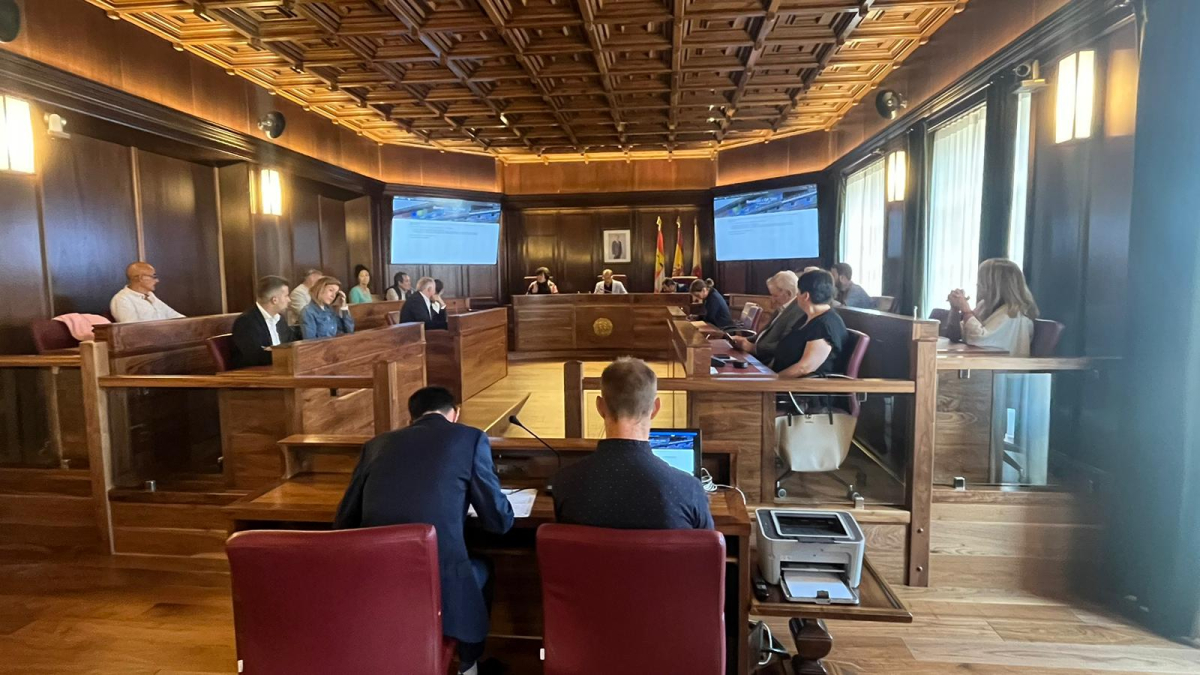 El Ayuntamiento en pleno se reunió ayer para designar los miembros de las mesas electorales .