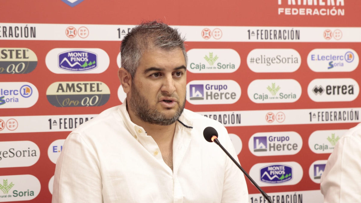 Álex Huerta en su presentación como director deportivo del Numancia.
