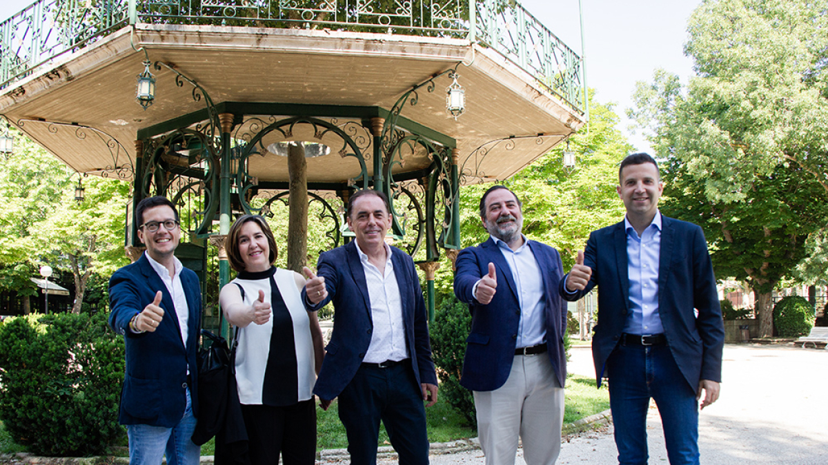 Candidatos del PP al Congreso y al Senado con el presidente popular, ayer en su presentación.