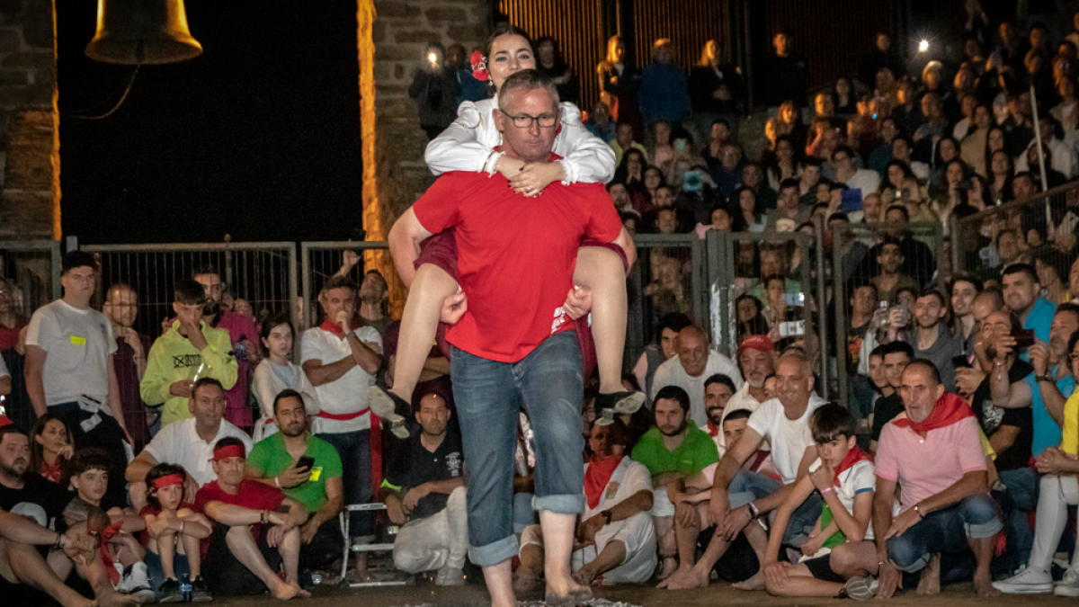 Uno de los pasadores cruza el fuego con una de las tres Móndidas a su espalda.