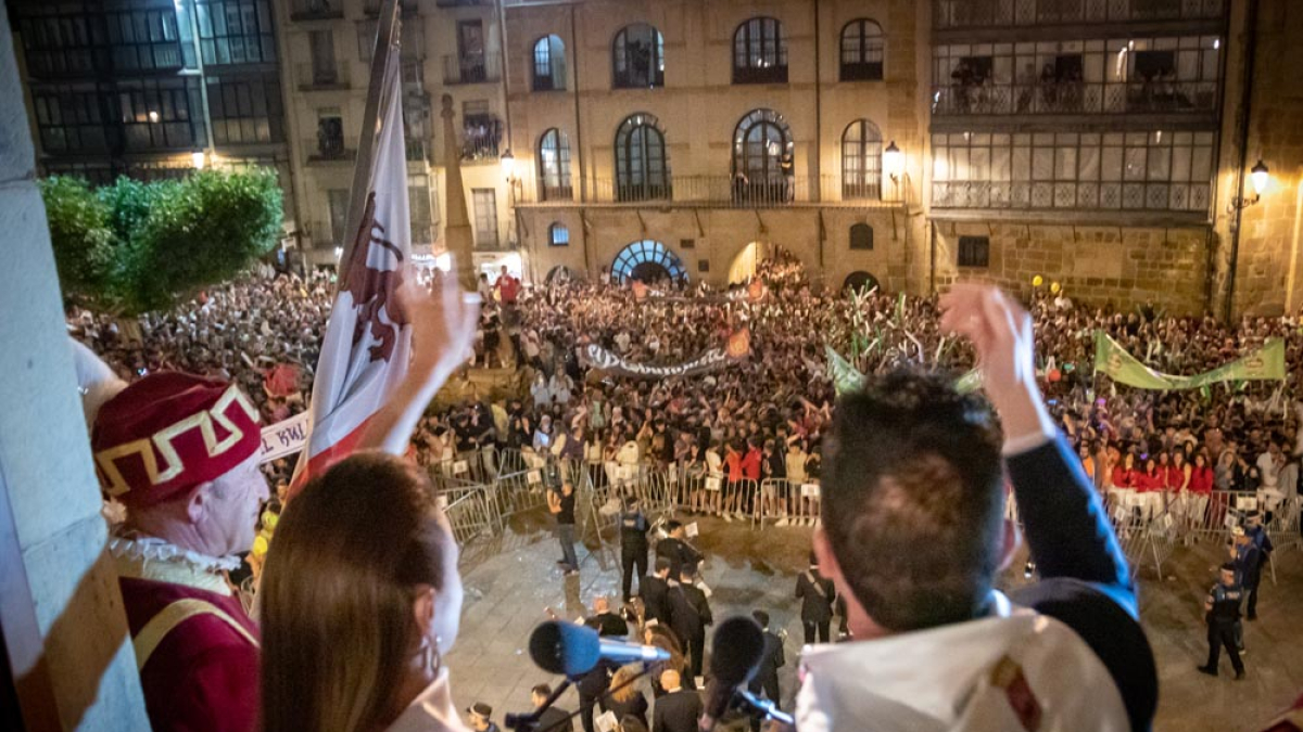 Imagen del pregón de fiestas y la plaza Mayor abarrotada en 2022