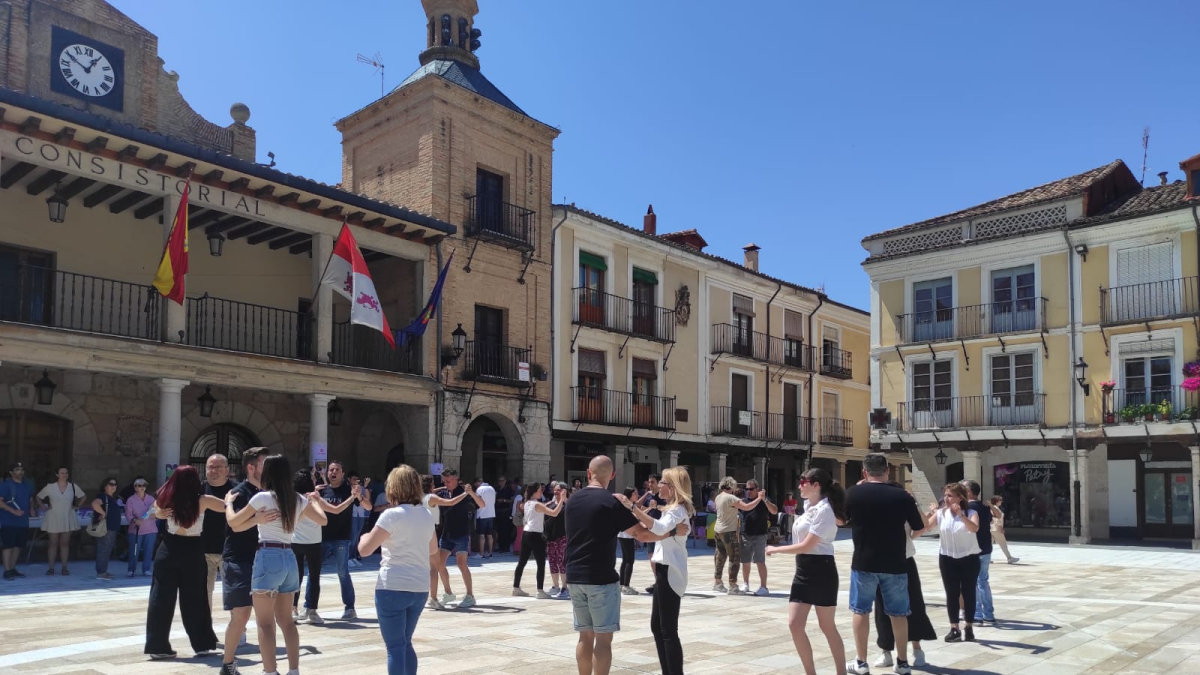 El Burgo ha acogido un mercado solidario a favor de la parroquia.