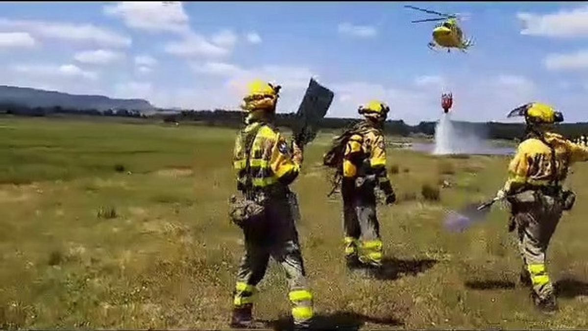 Los incendios forestales están dejando un mes de junio más tranquilo que el de 2022, pero no se puede bajar la guardia un ápice. Los integrantes de la BRIF de Lubia (Soria) ya se preparan por tierra y aire para plantar cara al fuego. En este vídeo de su cuenta de Twitter (@briflubia) muestran las prácticas de este viernes en el embalse de Cuerda del Pozo.
