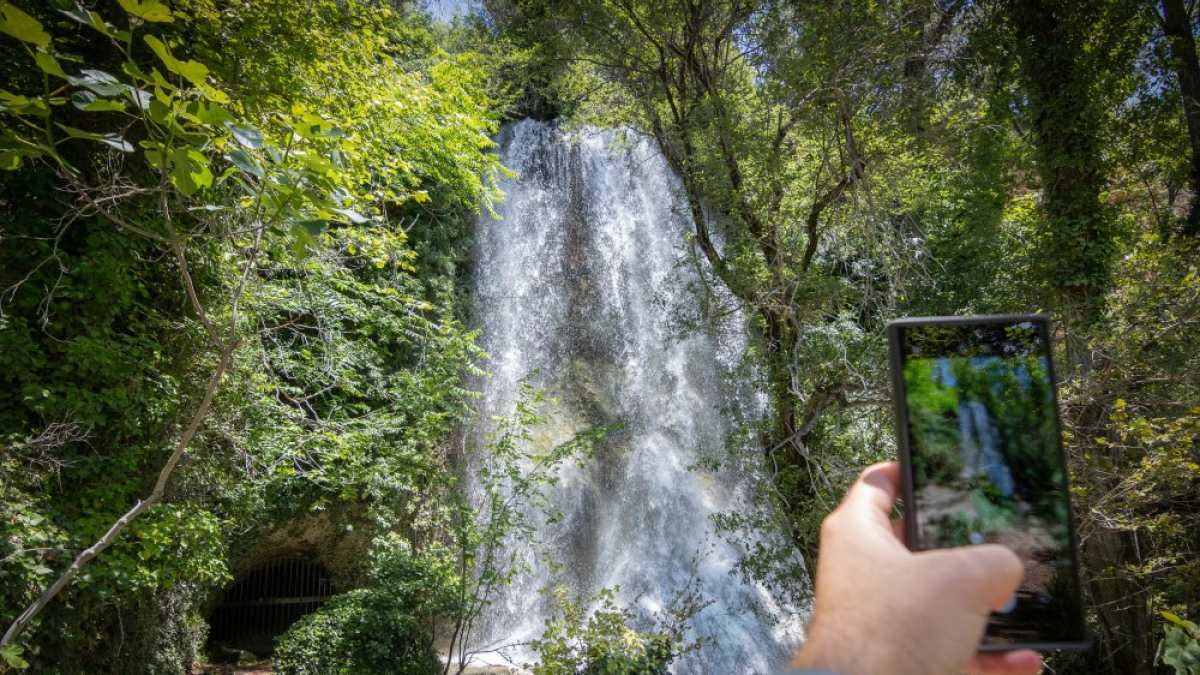 La cascada de La Toba ha recuperado caudal y atractivo en estos primeros compases del verano.
