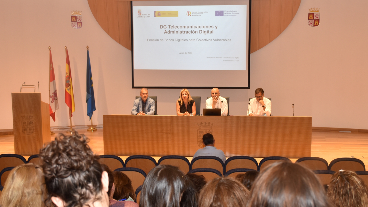 El viceconsejero de Transformación Digital, Jorge Llorente, ha presentado en Soria el bono digital, acompañado de la delegada territorial, Yolanda de Gregorio