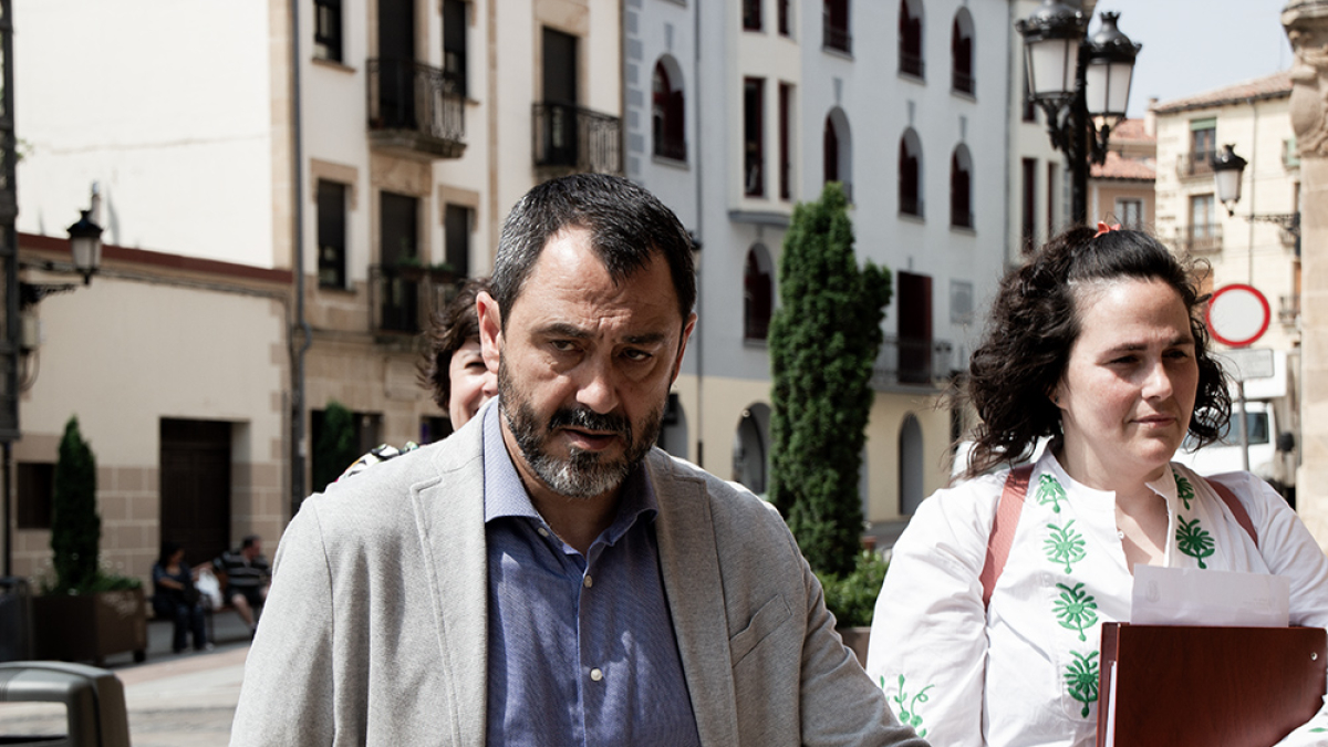 Javier Muñoz camino de los Juzgados.